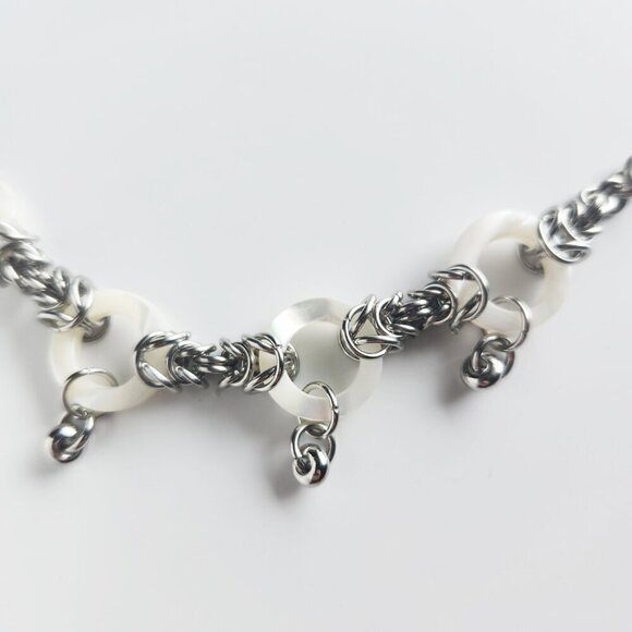 Mother-of-pearl and silver medieval princess chain mail necklace - Picture 7 of 9